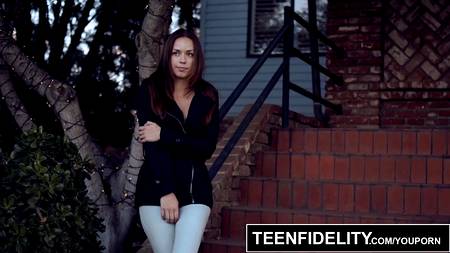 Старый самец умело оприходовал молодую телку толстой шнягой