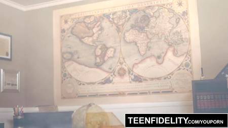 Преподаватель проучил членом непослушную студентку