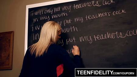 Преподаватель проучил членом непослушную студентку