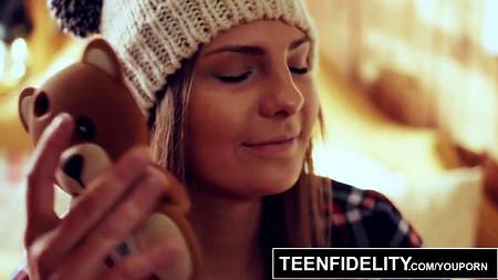 Зрелый самец оприходовал молодую девушку с завязанными глазами