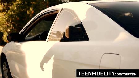 Зрелый самец оприходовал молодую девушку с завязанными глазами