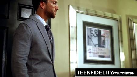 Руководитель вдул мастурбирующею в его кресле секретаршу