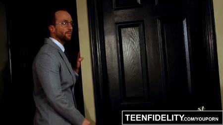 Руководитель вдул мастурбирующею в его кресле секретаршу