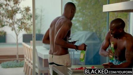 Межрассовый секс двух негров с блондинкой обожающей большие размеры