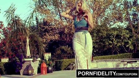 Молодая телка после йоги захотела трахнутся со зрелым кобелем