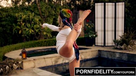 Молодая телка после йоги захотела трахнутся со зрелым кобелем