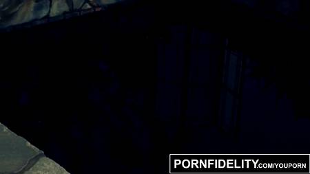 Молодая телка после йоги захотела трахнутся со зрелым кобелем