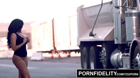 Ухажер кончил в пилотку полностью удовлетворенной брюнетке