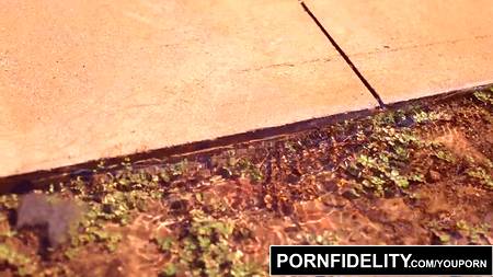 Жопастая ковбойка оседлала член на автомойке