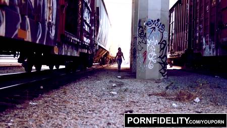 Мужик разрывает жопу сисястой зрелой сучке огромным членом