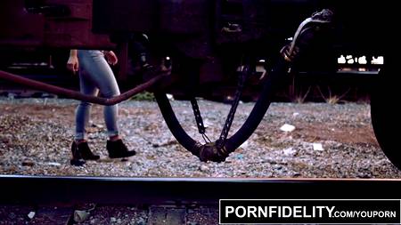 Мужик разрывает жопу сисястой зрелой сучке огромным членом