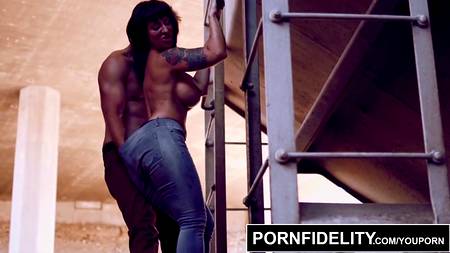 Мужик разрывает жопу сисястой зрелой сучке огромным членом