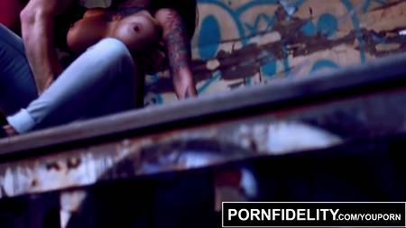 Мужик разрывает жопу сисястой зрелой сучке огромным членом