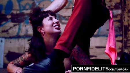 Мужик разрывает жопу сисястой зрелой сучке огромным членом