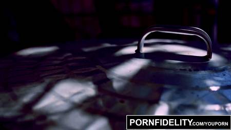 Мужчина кончил в жопу грубо оттраханной во все дыры блондинке