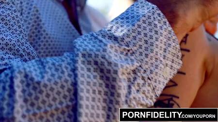 Мужчина кончил в жопу грубо оттраханной во все дыры блондинке