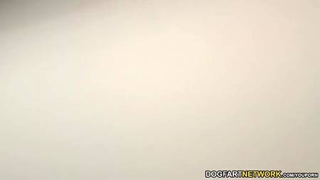 Негр ебет огромным членом во все дырки молодую белую телочку