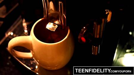 Утренняя ебля мужика с его стонущей на хую девицей