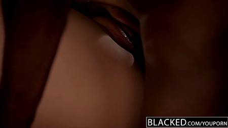 Черный парень отымел на полу фотомодель