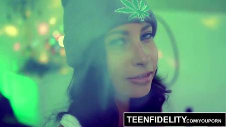 Укуренная девушка оттраханна в жопу по полной программе