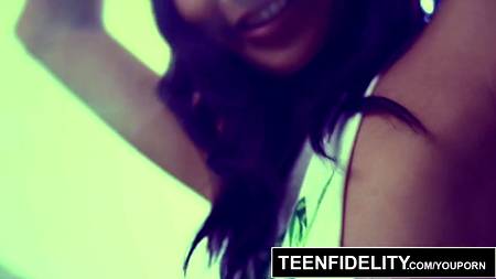 Укуренная девушка оттраханна в жопу по полной программе