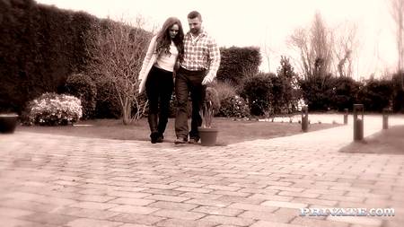 Рыжеволосая красавица дождалась встречи с парнем