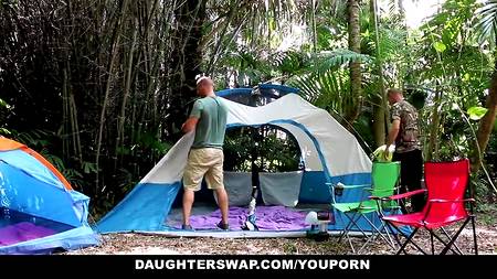 Две пары устроили групповуху на природе