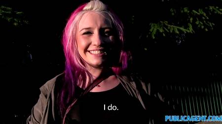 Грудастая сучка отрабатывает пиздой деньги