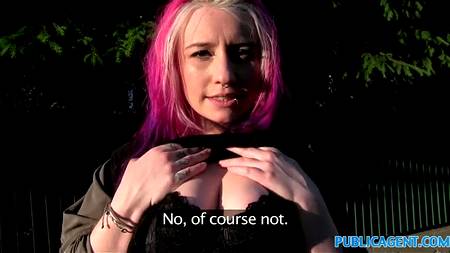 Грудастая сучка отрабатывает пиздой деньги