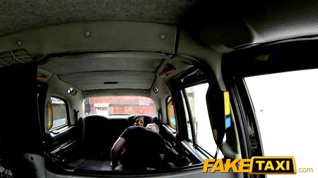 Таксист насадил на пенис горячею пассажирку