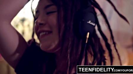 Накуренная парочка страстно ебется по всей комнате