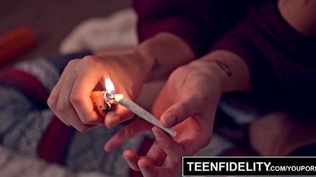 Накуренная парочка страстно ебется по всей комнате