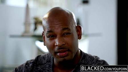 Два негритоса оттрахали безотказную в сексе блондинку