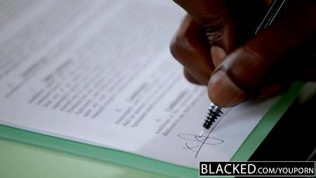 Два негритоса оттрахали безотказную в сексе блондинку