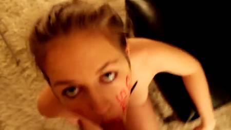 Удовлетворенный анальным сексом парень накончал в жопу милой сучке