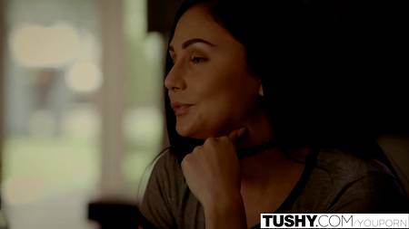 Две сексуальные брюнетки доставляют мужику незабываемое наслаждение