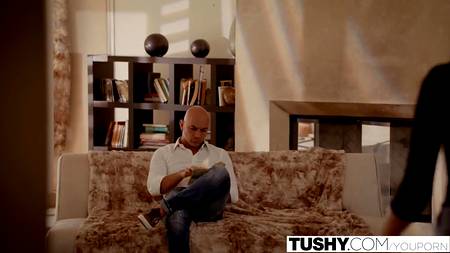 Две сексуальные брюнетки доставляют мужику незабываемое наслаждение