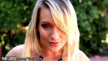 Головокружительный минет в исполнении грудастой блондинки