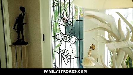 Красивая подруга обхаживая двух парней