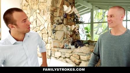 Красивая подруга обхаживая двух парней