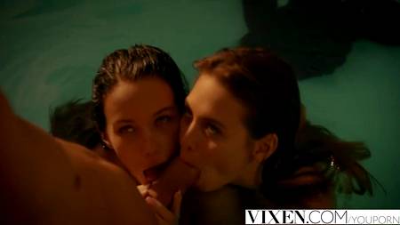 Телки устроили жаркую еблю в бассейне с мужиком