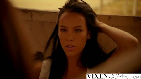 Телки устроили жаркую еблю в бассейне с мужиком