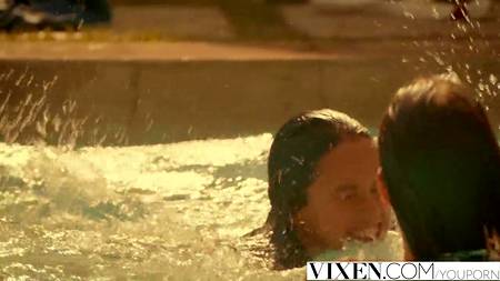 Телки устроили жаркую еблю в бассейне с мужиком