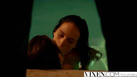 Телки устроили жаркую еблю в бассейне с мужиком