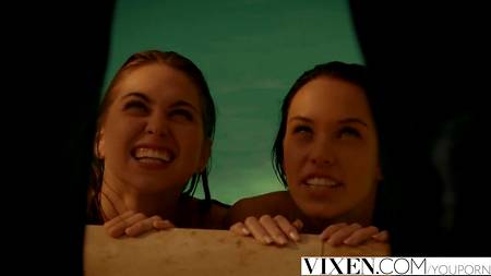 Телки устроили жаркую еблю в бассейне с мужиком