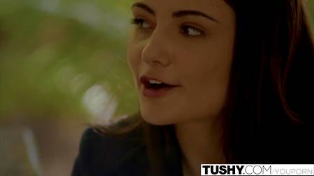 Молодая брюнетка обрабатывает фаллос взрослого мужчины