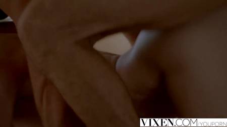 Молодая блондинка соблазнила взрослого мужика