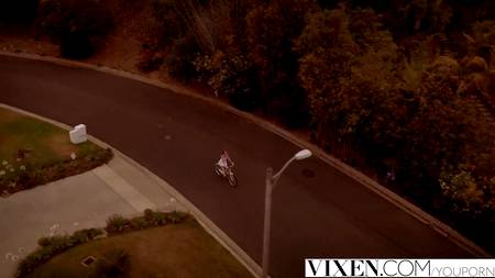 Молодая блондинка соблазнила взрослого мужика