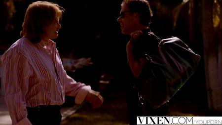 Молодая блондинка соблазнила взрослого мужика