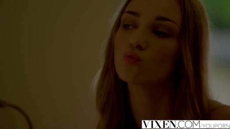 Молодая блондинка соблазнила взрослого мужика